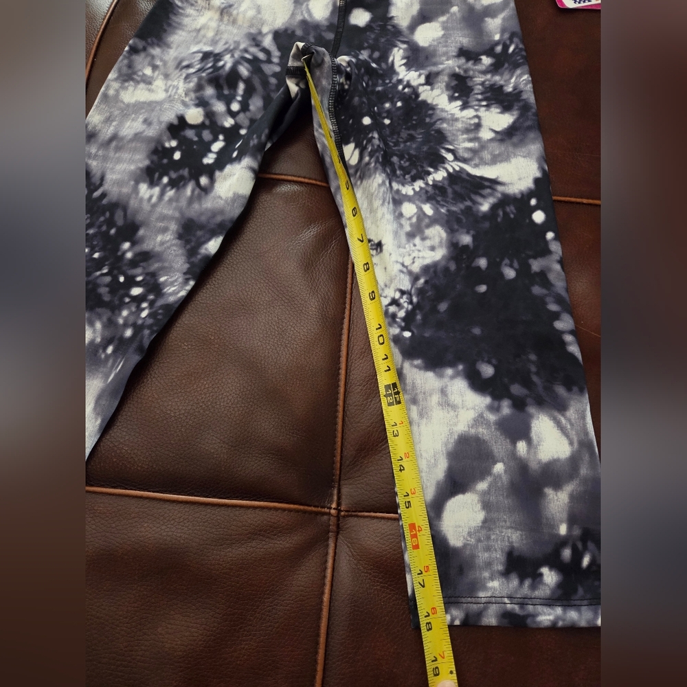 KOS*USA Black and White Crop Leggings Size Medium NWT - Picture 6 of 6